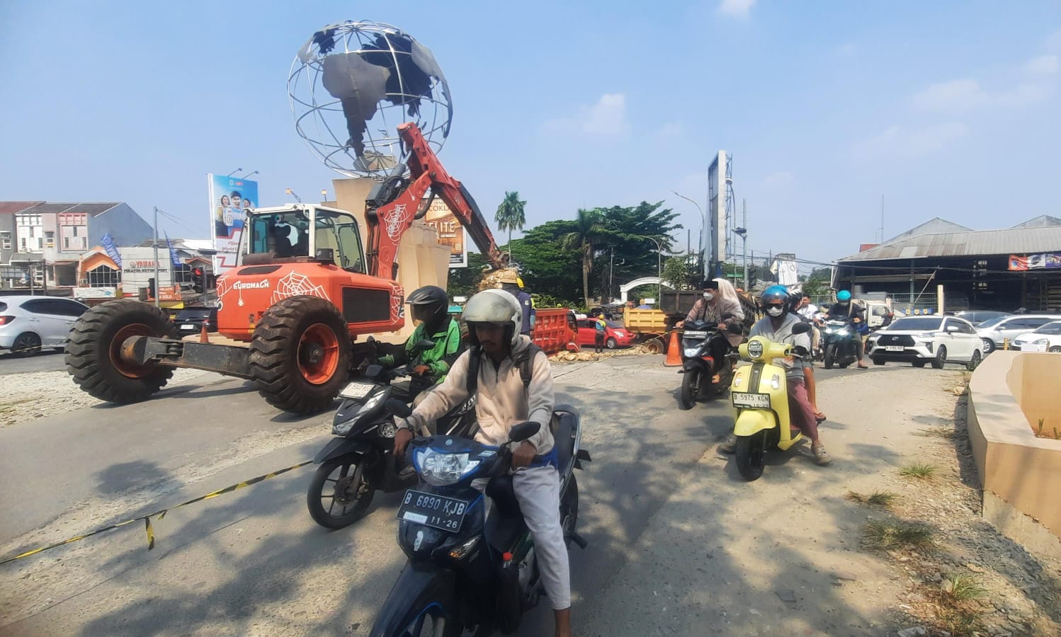 Bekasi - Dinas Bina Marga dan Sumber Daya Air (DBMSDA) mengeksekusi pembongkaran akses pintu selatan Grand Galaxy City, Bekasi Selatan, Kota Bekasi, Kamis (9/7/2026). Foto: Septian/Gobekasi.id.