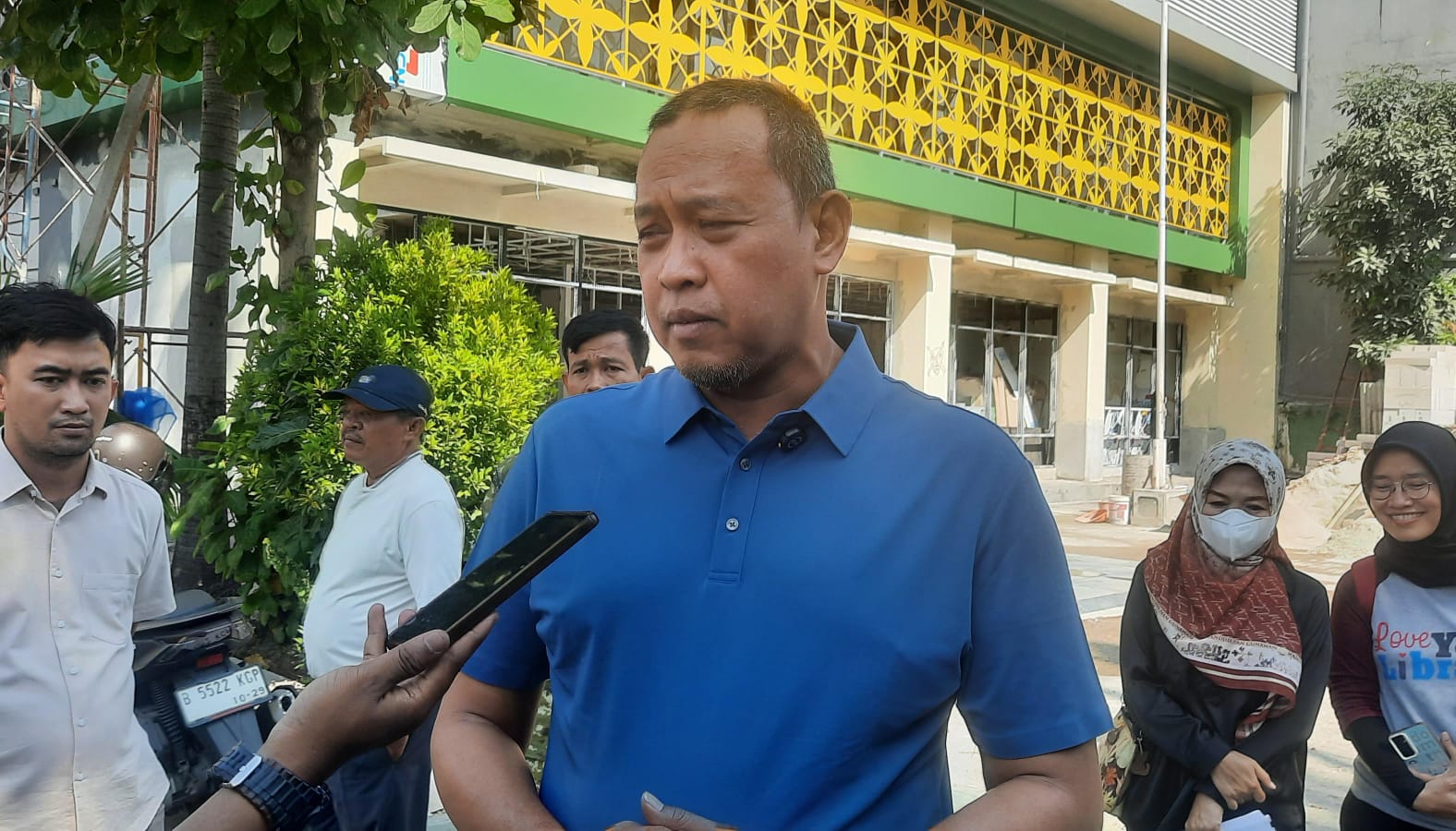 Bekasi - Wali Kota Bekasi Tri Adhianto saat meninjau lokasi pembangunan Gedung Perpustakaan di Kranji. Foto: Septian/Gobekasi.id.