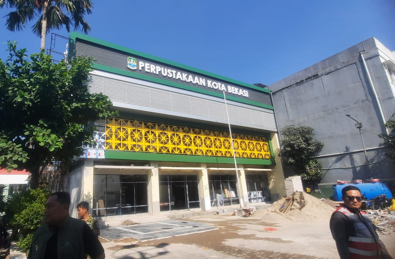 Bekasi - Gedung Perpustakaan Kota Bekasi di Kranji yang bakal diubah menjadi bangunan 5 lantai berbasis teknologi dan ramah disabilitas. Foto: Septian/Gobekasi.id.