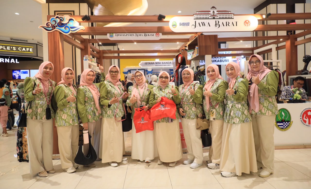 Bekasi - Ketua Dewan Kerajinan Nasional Daerah (Dekranasda) Kota Bekasi, Wiwiek Hargono, memimpin langsung jajaran pengurusnya untuk menghadiri puncak perayaan Hari Ulang Tahun (HUT) ke-46 Dewan Kerajinan Nasional (Dekranas) yang digelar meriah di Trans Studio Mall Makassar, Provinsi Sulawesi Selatan, Jumat (10/7/2026). Foto: Ist/Gobekasi.id.