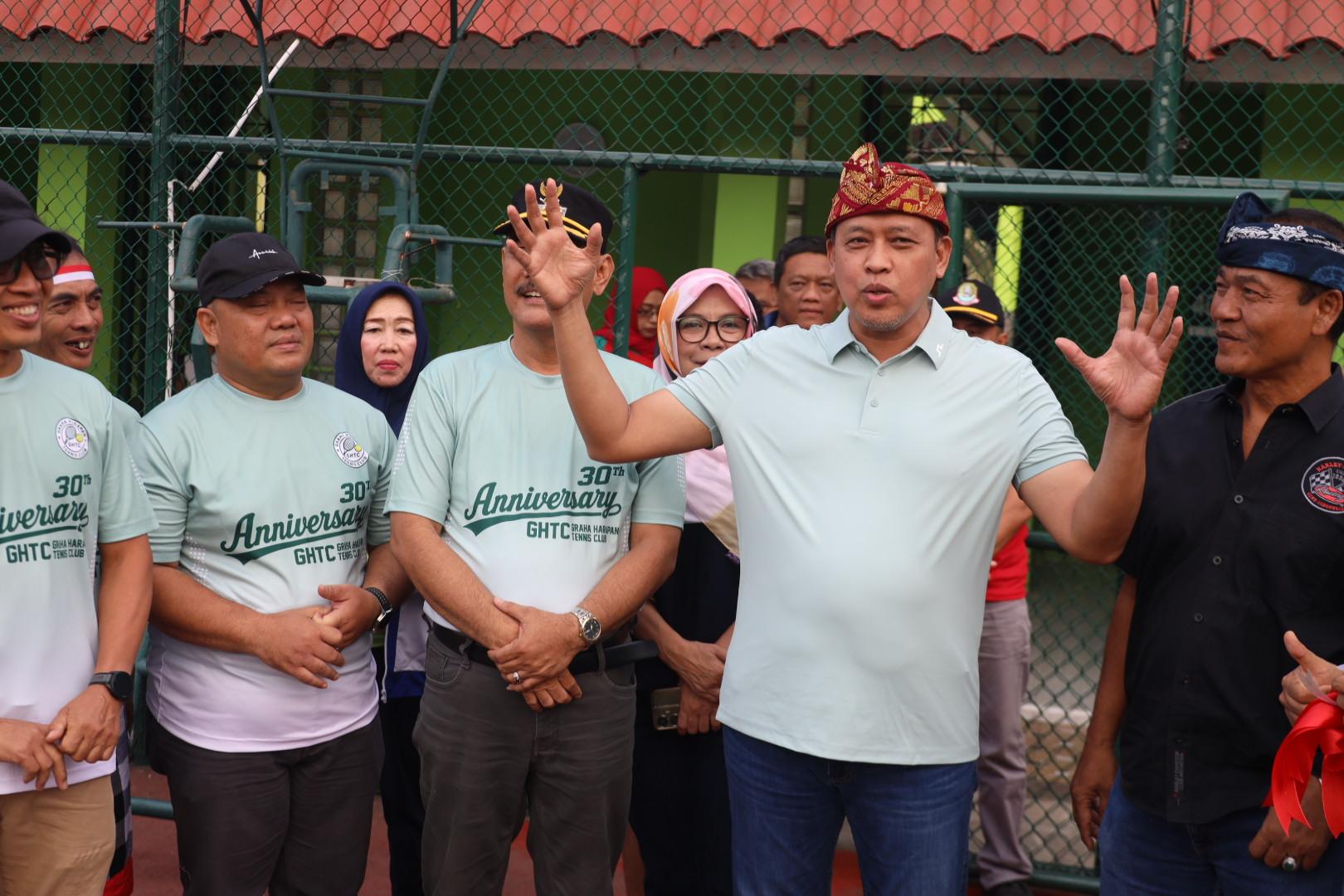 Bekasi - Wali Kota Bekasi Tri Adhianto meresmikan langsung fasilitas Lapangan Tenis Graha Harapan dan Bumyagara yang berlokasi di wilayah Kecamatan Mustika Jaya, Sabtu (11/7/2026). Foto: Ist/Gobekasi.id.