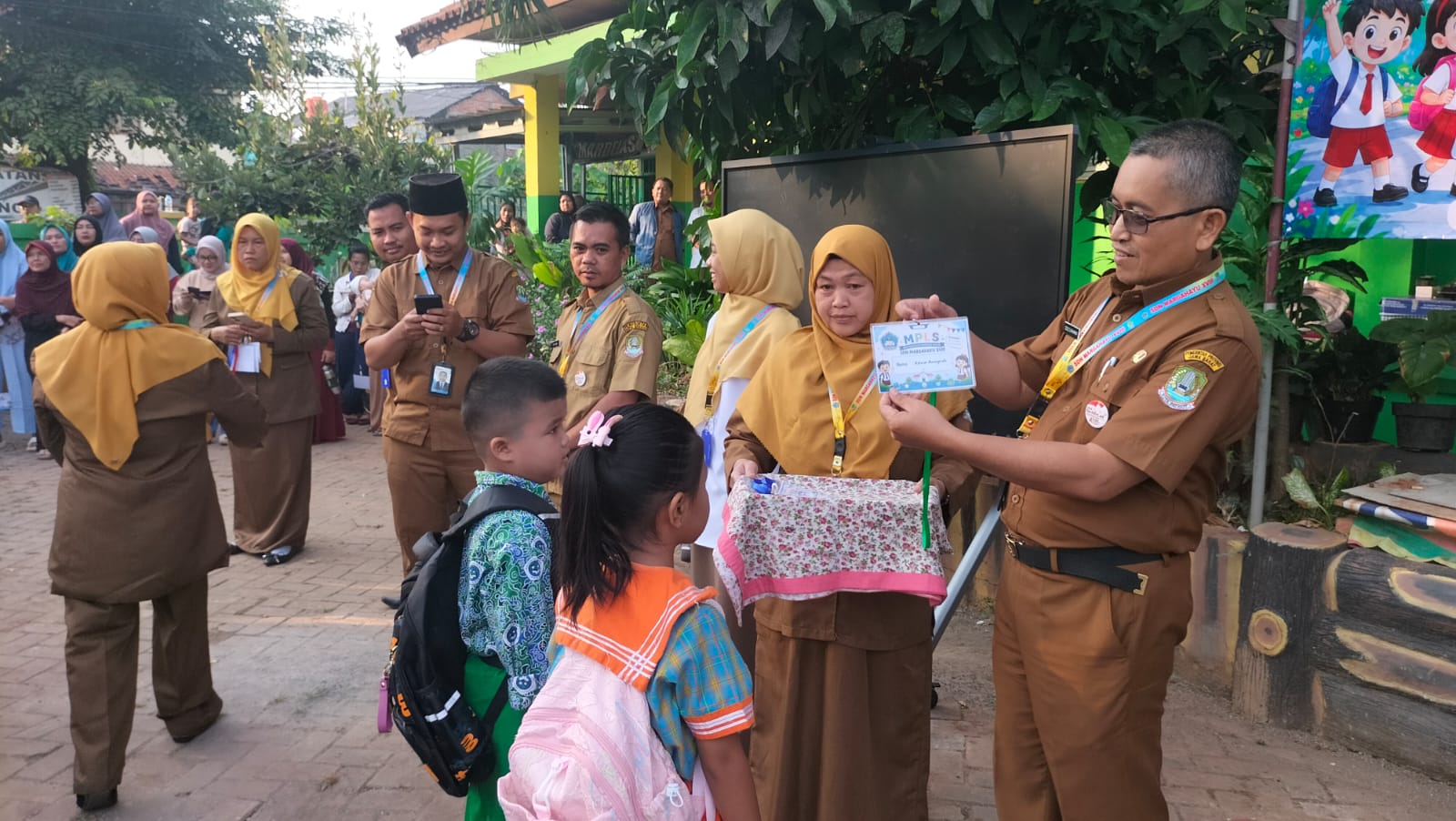 Bekasi - Kepala SDN Margahayu XVIII, Cece Durahman saat menjawab siswa -siswi baru do sekolah. Foto: Gobekasi.id.