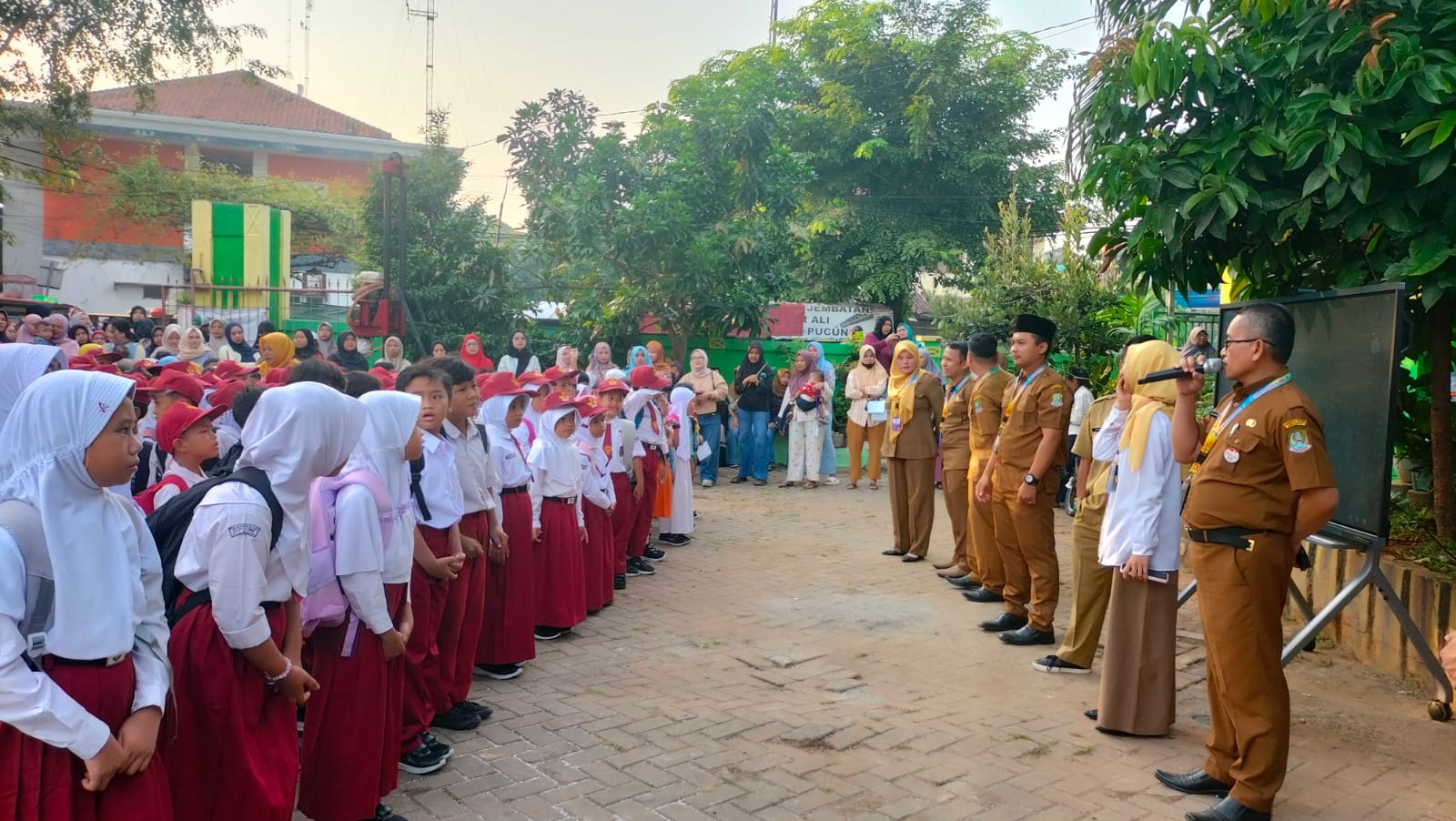 Bekasi - Suasana Hari Pertama Masuk Sekolah di SDN Margahayu XVIII Kota Bekasi, Senin (13/7/2026). Foto: Gobekasi.id