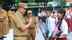 Bekasi - Wali Kota Bekasi Tri Adhianto meninjau langsung pelaksanaan Masa Pengenalan Lingkungan Sekolah (MPLS) di SMP Negeri 12 Kota Bekasi, Senin (13/7/2026). Foto: Ist/Gobekasi.id.