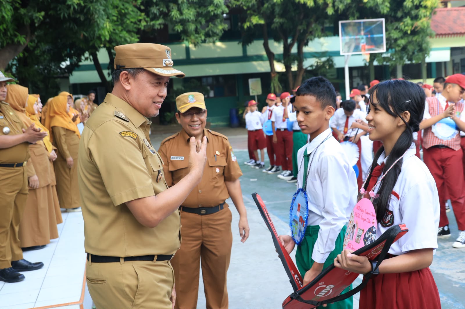 Bekasi - Wali Kota Bekasi Tri Adhianto meninjau langsung pelaksanaan Masa Pengenalan Lingkungan Sekolah (MPLS) di SMP Negeri 12 Kota Bekasi, Senin (13/7/2026). Foto: Ist/Gobekasi.id.