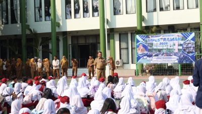 Bekasi - Wakil Wali Kota Bekasi Abdul Harris Bobihoe meninjau langsung pelaksanaan hari pertama masuk sekolah di SMPN 2. Foto: Ist/Gobekasi.id.