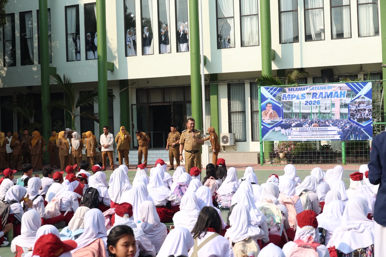 Bekasi - Wakil Wali Kota Bekasi Abdul Harris Bobihoe meninjau langsung pelaksanaan hari pertama masuk sekolah di SMPN 2. Foto: Ist/Gobekasi.id.