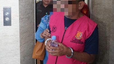 Bekasi - Kepala Bidang (Kabid) Pasar Dinas Perdagangan dan Perindustrian (Disdagperin) Kota Bekasi berinisial JAS saat digelandang Kejari Kota Bekasi dengan kondisi tangan di borgol buntut kasus suap MCK Bantargebang. Foto: Ist/Gobekasi.id.