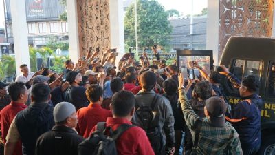 Bekasi - Penahanan Kabid Pasar pada Disdagperin Kota Bekasi berinisial JAS di Kantor Kejari Kota Bekasi. Foto: Ist/Gobekasi.id.
