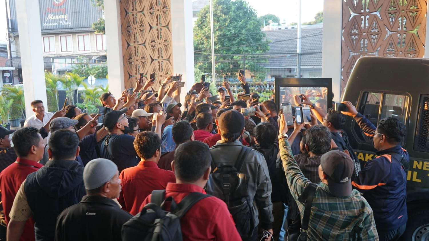 Bekasi - Penahanan Kabid Pasar pada Disdagperin Kota Bekasi berinisial JAS di Kantor Kejari Kota Bekasi. Foto: Ist/Gobekasi.id.