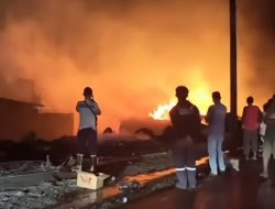 Kerahkan Delapan Armada Gabungan, Kebakaran Lapak Palet di Jalur Pantura Kedungwaringin Berhasil Dijinakkan