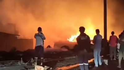 Bekasi - Kebakaran Lapak Kayu Palet dan Rumah Warga i Jalan Pantura, Kampung Pacing, Desa Kedungwaringin, Kecamatan Kedungwaringin, Kabupaten Bekasi, Rabu (15/7/2026) malam. Foto: Ist/Gobekasi.id.
