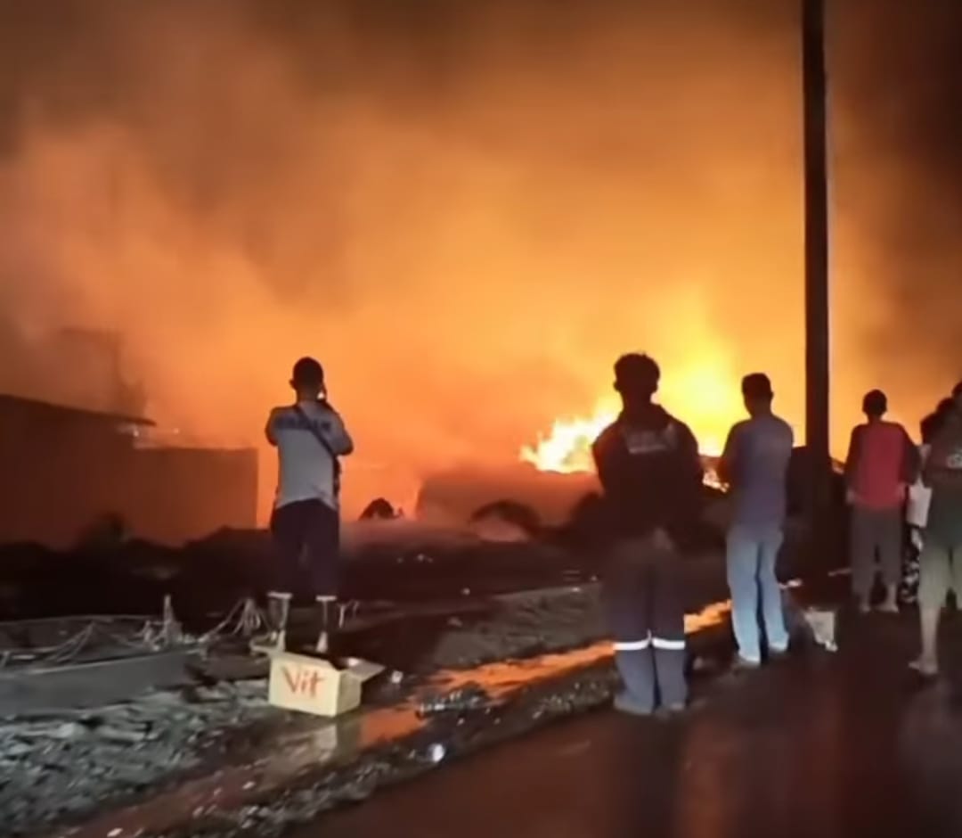 Bekasi - Kebakaran Lapak Kayu Palet dan Rumah Warga i Jalan Pantura, Kampung Pacing, Desa Kedungwaringin, Kecamatan Kedungwaringin, Kabupaten Bekasi, Rabu (15/7/2026) malam. Foto: Ist/Gobekasi.id.
