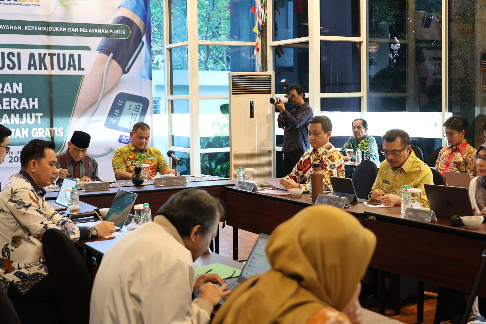 Bekasi - Wakil Wali Kota Bekasi Abdul Harris Bobihoe menyampaikan potret implementasi sukses dan komitmen jaminan kesehatan yang telah berjalan dalam dalam Forum Diskusi Aktual bertajuk “Penguatan Peran Pemerintah Daerah dalam Tindak Lanjut Program Cek Kesehatan Gratis” yang diselenggarakan secara hibrida (tatap muka dan virtual) di Jakarta Pusat, Kamis (16/7/2026). Foto: Ist/Gobekasi.id.