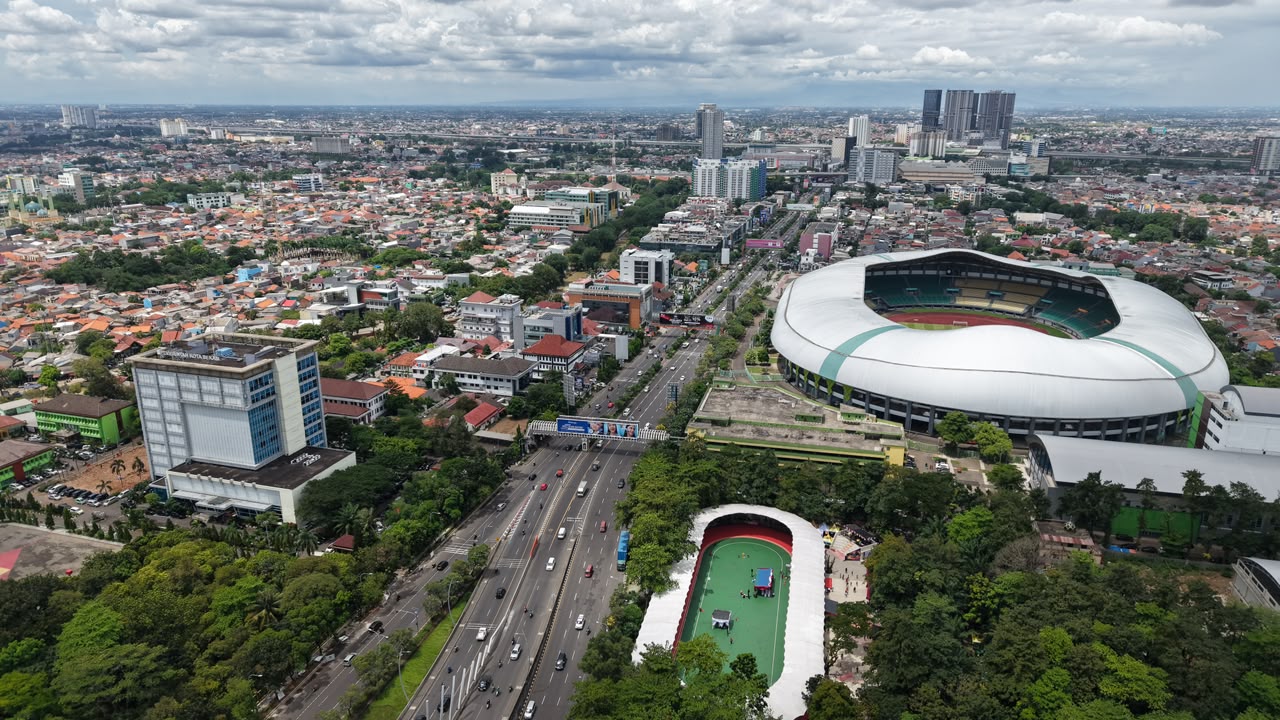 Bekasi - Semolek Kompleks Stadion Patriot Candrabhaga kini dilengakapi dengan sejumlah venue olahraga untuk menopang event olahraga dan menggerakan potensi ekonomi. Foto: Ist/Gobekasi.id.