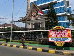 Disindir Lewat Karangan Bunga “Korupsi MCK Receh”, Aktivis GEMA AKSI Desak Kejari Bekasi Bidik Proyek Pasar Rp200 Miliar