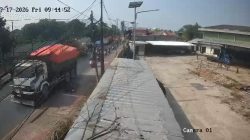 Bekasi - Tangkapan layar video detik - detik pemotor meregang nyawa terlindas truk di Jalan Raya Narogong, Kota Bekasi, Jumat (17/7/2026). Foto: Ist/Gobekasi.id.