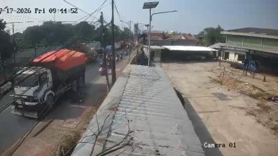 Bekasi - Tangkapan layar video detik - detik pemotor meregang nyawa terlindas truk di Jalan Raya Narogong, Kota Bekasi, Jumat (17/7/2026). Foto: Ist/Gobekasi.id.