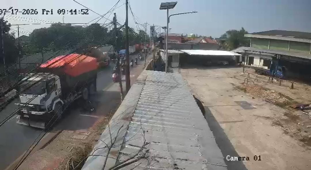 Bekasi - Tangkapan layar video detik - detik pemotor meregang nyawa terlindas truk di Jalan Raya Narogong, Kota Bekasi, Jumat (17/7/2026). Foto: Ist/Gobekasi.id.