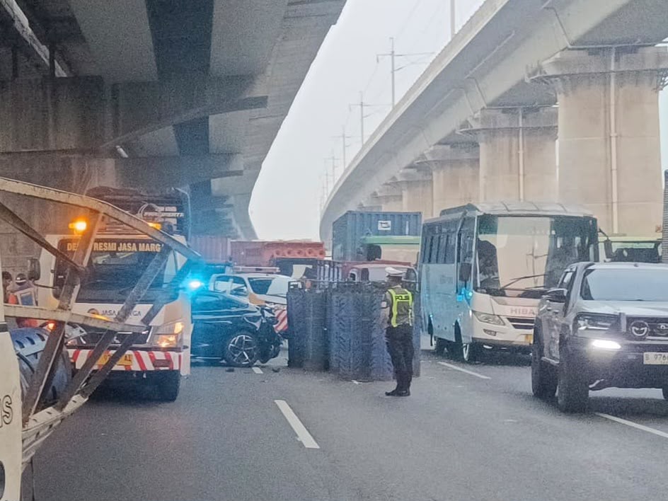 Bekasi - Kecelakaan beruntun di KM 23 Tol Japek, Jumat (17/7/2026) sore. Foto: Ist/Gobekasi.id.