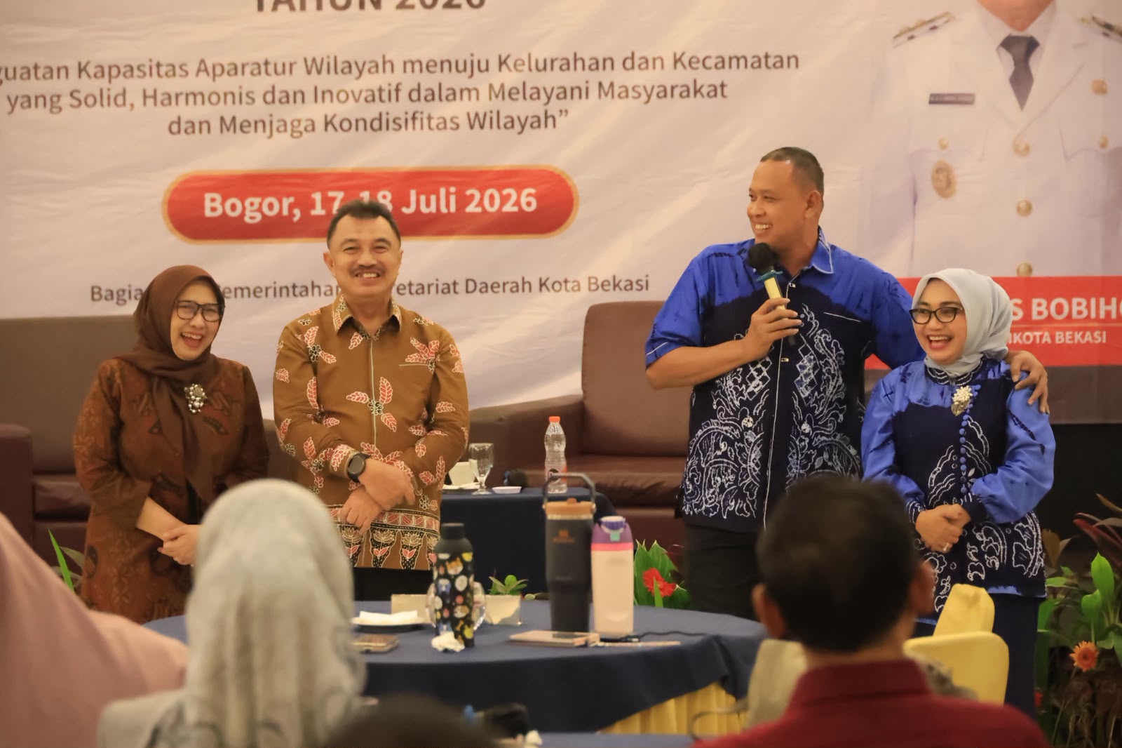 Bekasi - Wali Kota Bekasi Tri Adhianto bersama Wakil Wali Kota Bekasi Abdul Harris Bobihoe mengumpulkan seluruh camat, lurah, dan aparatur kewilayahan dalam agenda Peningkatan Kapasitas Aparatur Kewilayahan Tahun 2026 yang digelar pada Sabtu (18/7/2026). Foto: Ist/Gobekasi.id.