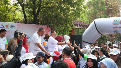 Bekasi - Wali Kota Bekasi, Tri Adhianto dan Wakil Wali Kota Bekasi Abdul Harris Bobihoe engikuti gelaran Funday Morning, Minggu (19/7/2026). Foto: Ist/Gobekasi.id.