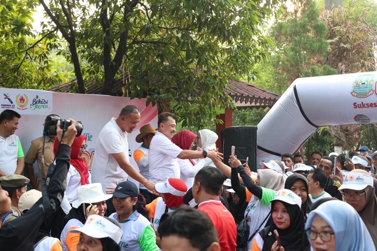Bekasi - Wali Kota Bekasi, Tri Adhianto dan Wakil Wali Kota Bekasi Abdul Harris Bobihoe engikuti gelaran Funday Morning, Minggu (19/7/2026). Foto: Ist/Gobekasi.id.