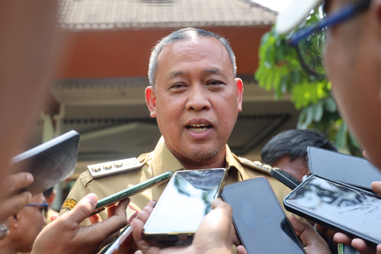 Bekasi - Wali Kota Bekasi Tri Adhianto saat diwawancara wartawan. Foto: Ist/Gobekasi.id.