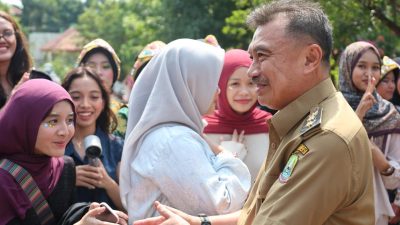 Bekasi - Wakil Wali Kota Bekasi Abdul Harris Bobihoe membuka MPLS SMAN 10 Kota Bekasi, Senin (20/7/2026). Foto: Ist/Gobekasi.id.