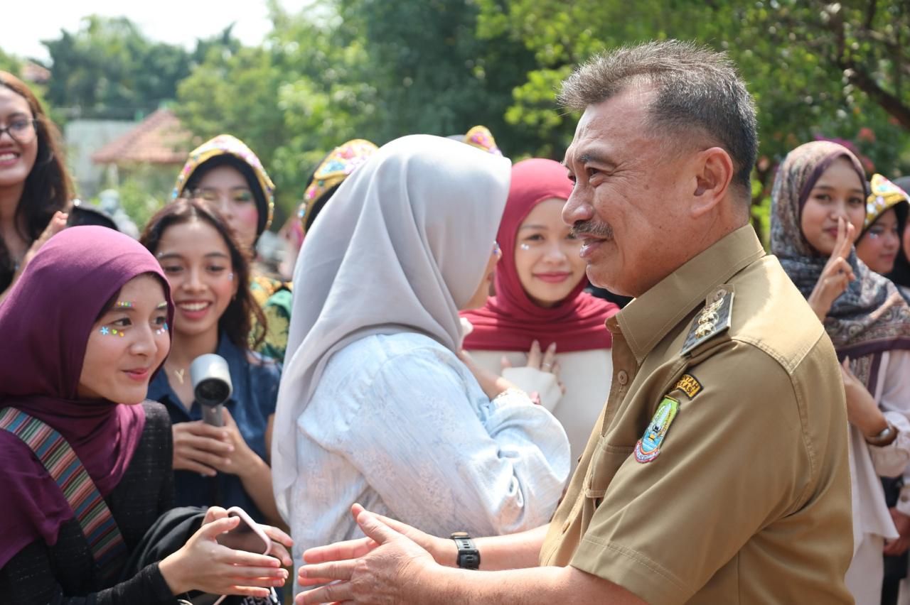 Bekasi - Wakil Wali Kota Bekasi Abdul Harris Bobihoe membuka MPLS SMAN 10 Kota Bekasi, Senin (20/7/2026). Foto: Ist/Gobekasi.id.