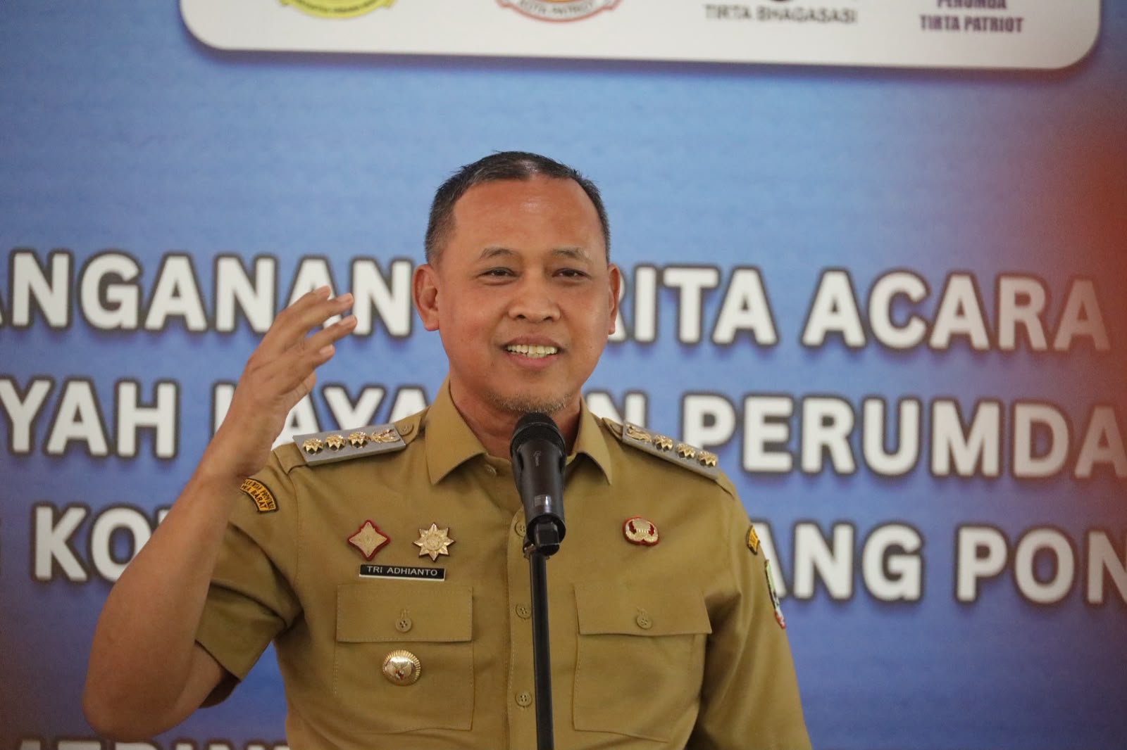 Bekasi - Wali Kota Bekasi, Tri Adhianto saat berpidato agenda penyerahan aset Perumda Tirta Bhagasasi ke Perumda Torta Patriot, Senin (20/7/2026). Foto: Ist/Gobekasi.id.