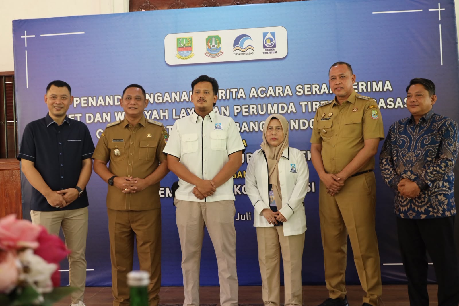 Bekasi - Pemerintah Kota Bekasi bersama Pemerintah Kabupaten Bekasi resmi meneken Berita Acara Serah Terima (BAST) Aset dan Wilayah Layanan Perumda Tirta Bhagasasi Cabang Kota Bekasi (Poncol) dan Cabang Pondok Ungu kepada Perumda Air Minum Tirta Patriot, Senin (20/7/2026). Foto: Ist/Gobekasi.id.