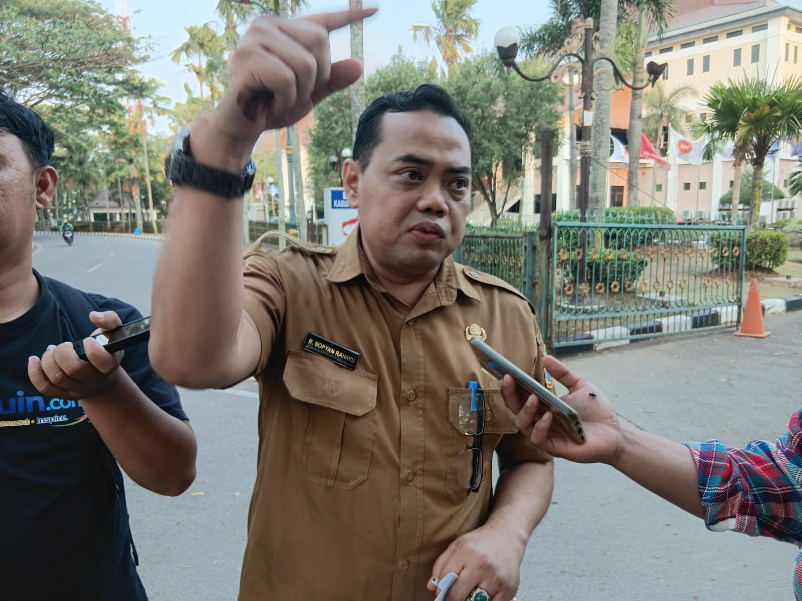 Bekasi - Kepala UPTD Wilayah III sekaligus Direktur TPST Kertamukti, R. Sopyan Rahayu saat ditemui awak media di sela-sela rapat kerja di Gedung DPRD Kabupaten Bekasi, Senin (20/7/2026). Foto: Ist/Gobekasi.id.