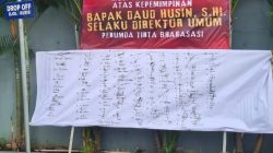 Bekasi - Bentangan spanduk Mosi Tidak Percaya Terhadap Dirum Perumda Tirta Patriot yang dibubuhkan tandatangan pegawai, Selasa (21/7/2026). Foto: Ist/Gobekasi.id.