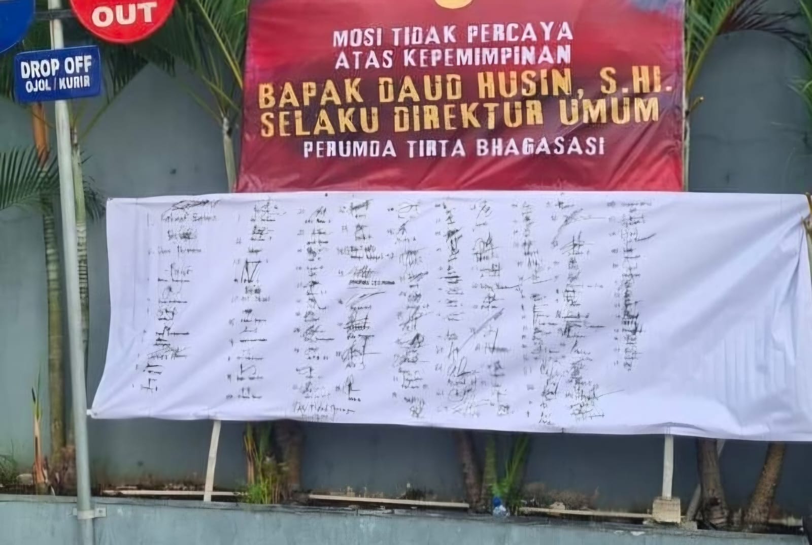 Bekasi - Bentangan spanduk Mosi Tidak Percaya Terhadap Dirum Perumda Tirta Patriot yang dibubuhkan tandatangan pegawai, Selasa (21/7/2026). Foto: Ist/Gobekasi.id.
