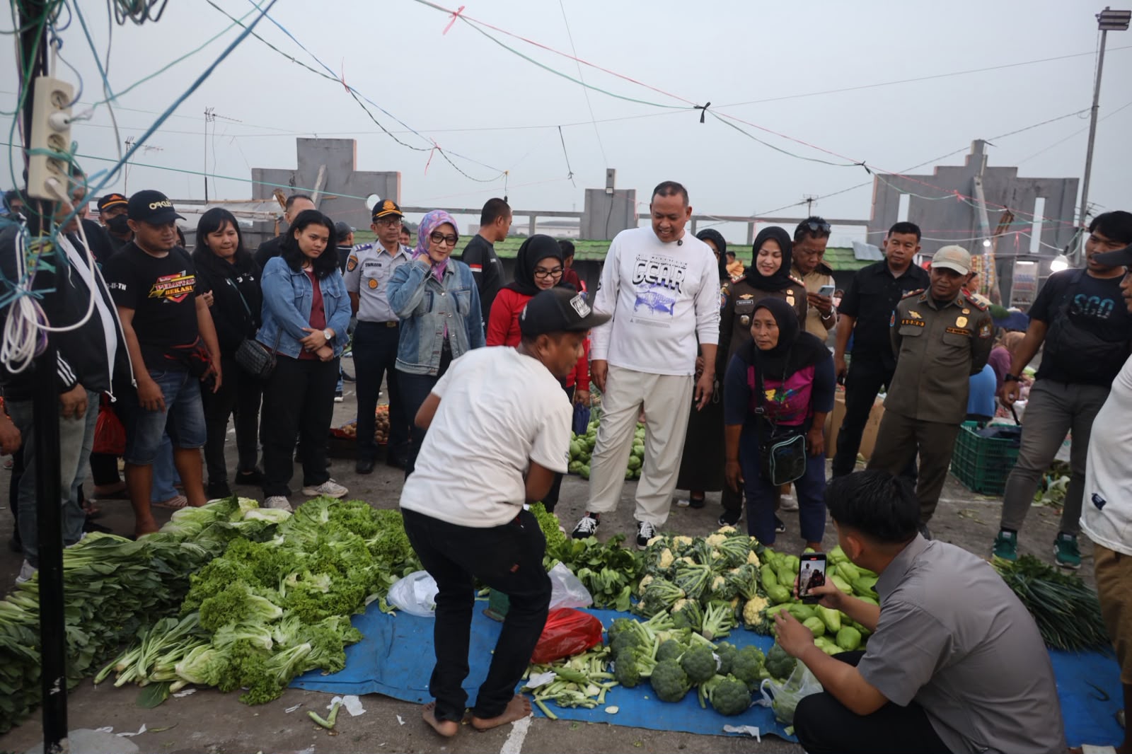 Bekasi - Wali Kota Bekasi Tri Adhianto saat meninjau progres penataan di Rooftop Blok I Pasar Baru pada Selasa (21/7/2026). Foto: Ist/Gobekasi.id.