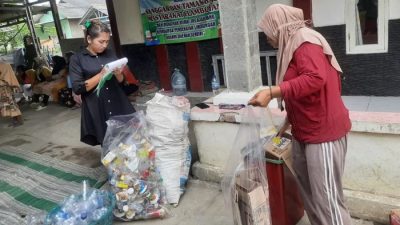 Bekasi - Petugas menimbang sampah terpilah di Bank Sampah Posyandu Flamboyan IV dan PAUD Flamboyan, Desa Sindangsari, Kabupaten Bekasi. Foto: Ist