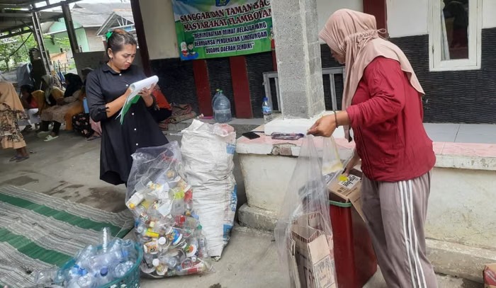 Bekasi - Petugas menimbang sampah terpilah di Bank Sampah Posyandu Flamboyan IV dan PAUD Flamboyan, Desa Sindangsari, Kabupaten Bekasi. Foto: Ist