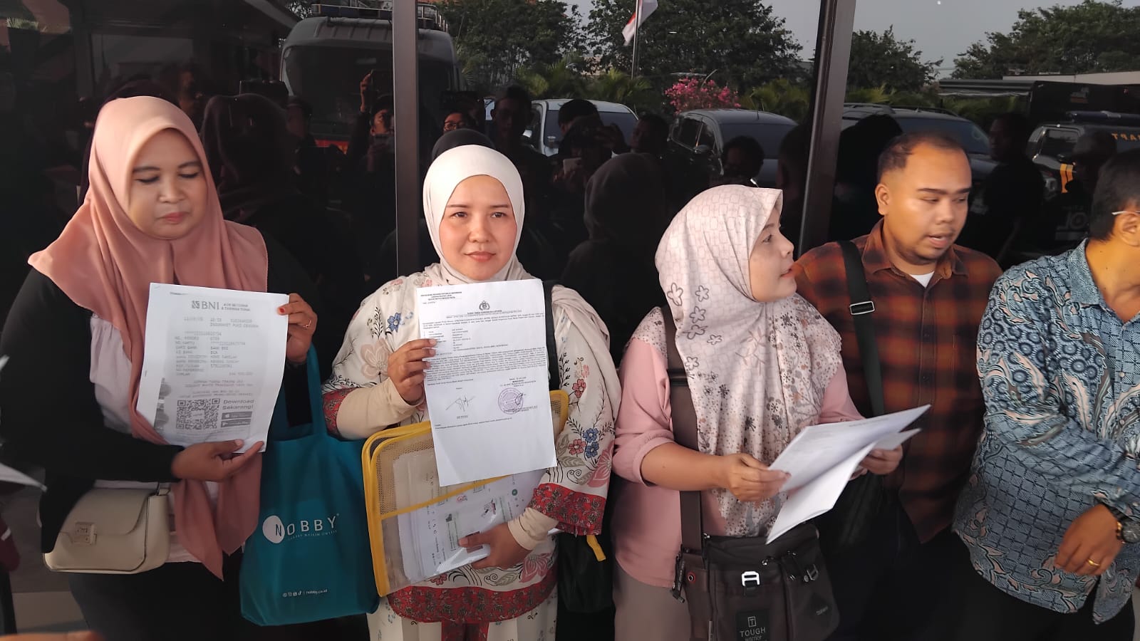 Bekasi - Korban penipuan iming - iming sembako murah melaporkan ke Polres Metro Bekasi Kota, Kamis (23/7/2026). Foto: Septian/Gobekasi.id.