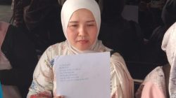 Bekasi - Tia (48), salah satu warga Kota Bekasi yang menjadi korban penipuan modus sembako murah di Polres Metro Bekasi Kota, Kamis (23/7/2026). Foto: Septian/Gobekasi.id.