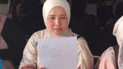 Bekasi - Tia (48), salah satu warga Kota Bekasi yang menjadi korban penipuan modus sembako murah di Polres Metro Bekasi Kota, Kamis (23/7/2026). Foto: Septian/Gobekasi.id.