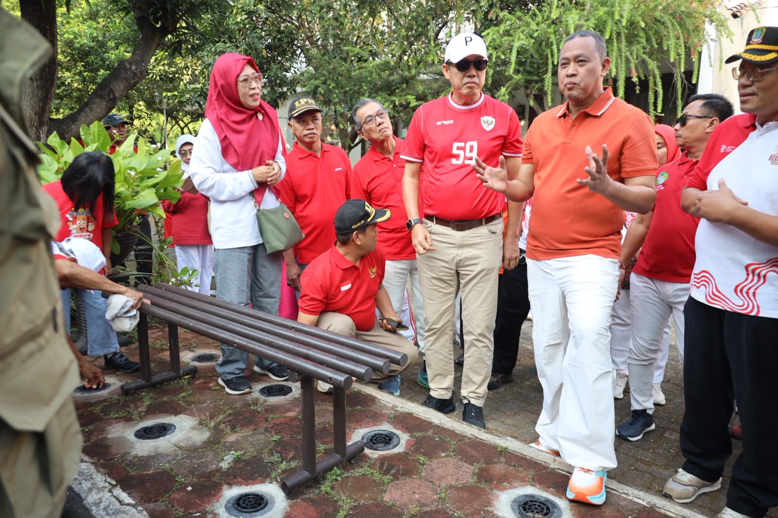 Bekasi - Wali Kota Bekasi, Tri Adhianto, menghadiri seremoni kick off rangkaian pertandingan HUT ke-81 Kemerdekaan Republik Indonesia yang dirangkaikan dengan peluncuran program Bekasi Keren Lingkungan Hidup di Pondok Gede, Minggu (26/7/2026). Foto: Ist/Gobekasi.id.