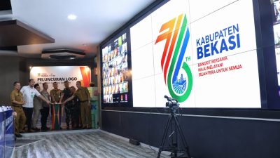 Bekasi - Pelaksana Tugas (Plt.) Bupati Bekasi Asep Surya Atmaja bersama unsur Forkopimda meluncurkan logo Hari Jadi Kabupaten Bekasi ke-76 Tahun, dengan tema bangkit bersama, maju melayani, sejahtera untuk semua. Bertempat di Ruang Command Center, Gedung Diskominfosantik Kabupaten Bekasi, Cikarang Pusat. Senin, (27/7/2026). Foto: Ist/Gobekasi.id.