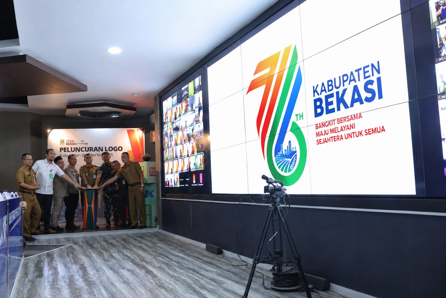Bekasi - Pelaksana Tugas (Plt.) Bupati Bekasi Asep Surya Atmaja bersama unsur Forkopimda meluncurkan logo Hari Jadi Kabupaten Bekasi ke-76 Tahun, dengan tema bangkit bersama, maju melayani, sejahtera untuk semua. Bertempat di Ruang Command Center, Gedung Diskominfosantik Kabupaten Bekasi, Cikarang Pusat. Senin, (27/7/2026). Foto: Ist/Gobekasi.id.
