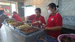 Bekasi - Rumah Makan Gratis (RMG) yang digagas Yayasan Damaris Pancasila Indonesia di Jalan Raya Jatiasih, Kota Bekasi, menjadi penopang kebutuhan makan bagi warga kurang mampu. Foto: Septian/Gobekasi.id.