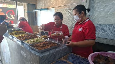 Bekasi - Rumah Makan Gratis (RMG) yang digagas Yayasan Damaris Pancasila Indonesia di Jalan Raya Jatiasih, Kota Bekasi, menjadi penopang kebutuhan makan bagi warga kurang mampu. Foto: Septian/Gobekasi.id.