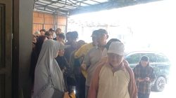Bekasi - Warga mengantre mengambil seporsi makanan di Rumah Makan Gratis Yayasan Damaris Pancasila Indonesia di Jalan Raya Jatiasih, Kota Bekasi. Foto: Septian/Gobekasi.id.