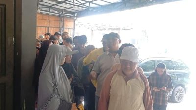 Bekasi - Warga mengantre mengambil seporsi makanan di Rumah Makan Gratis Yayasan Damaris Pancasila Indonesia di Jalan Raya Jatiasih, Kota Bekasi. Foto: Septian/Gobekasi.id.