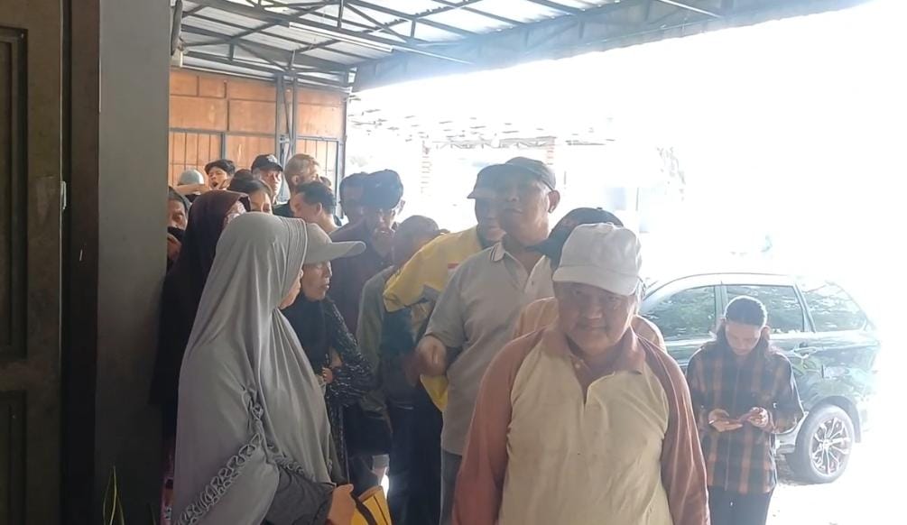 Bekasi - Warga mengantre mengambil seporsi makanan di Rumah Makan Gratis Yayasan Damaris Pancasila Indonesia di Jalan Raya Jatiasih, Kota Bekasi. Foto: Septian/Gobekasi.id.