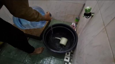 Bekasi - Warga Bekasi Utara harus membeli air galon untuk kebutuhan mandi lantaran suplai air Perumda Tirta Patriot yang tak layak pakai, Rabu (29/7/2026). Foto: Septian/Gobekasi.id.